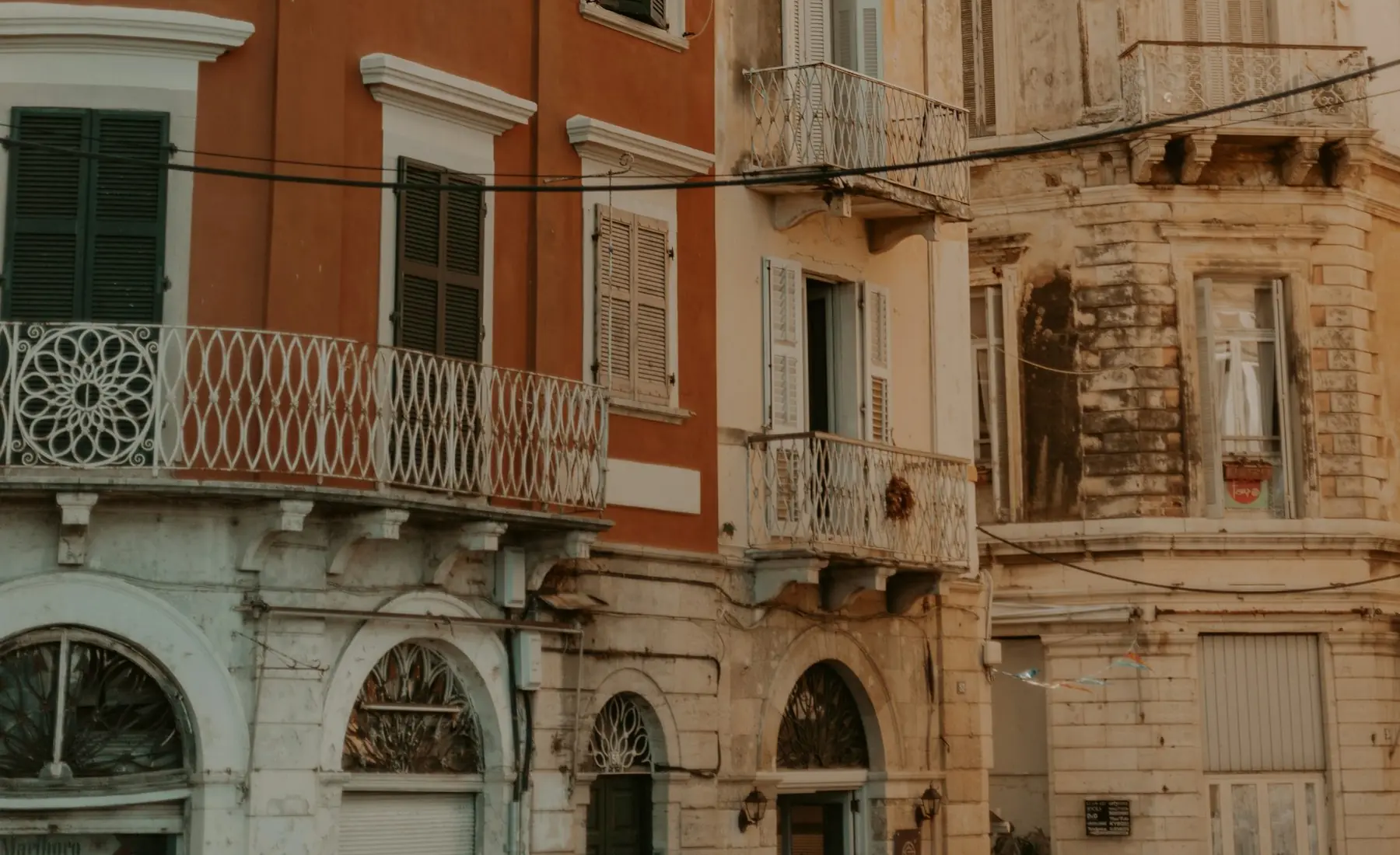 Η ίδια ελληνική πρόσοψη, χαμηλότερα, προς τα παντζούρια και το ισόγειο